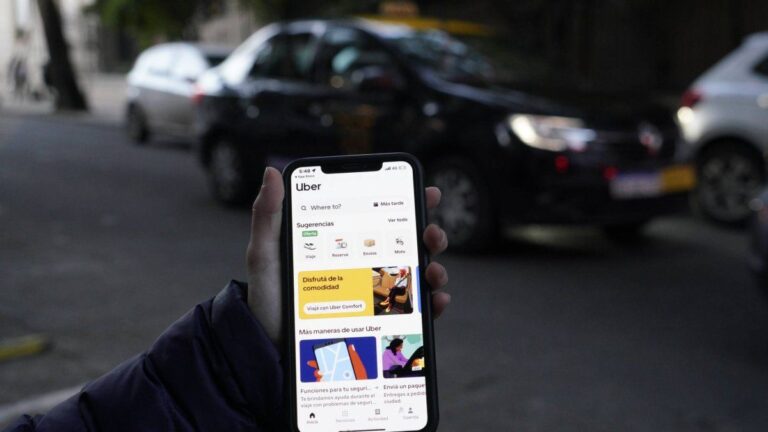 Auto de Uber en la calle de Rosario con signos de desgaste