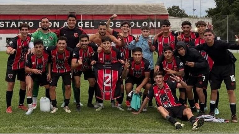 Jugadores en acción durante un partido de la Asociación Rosarina de Fútbol.