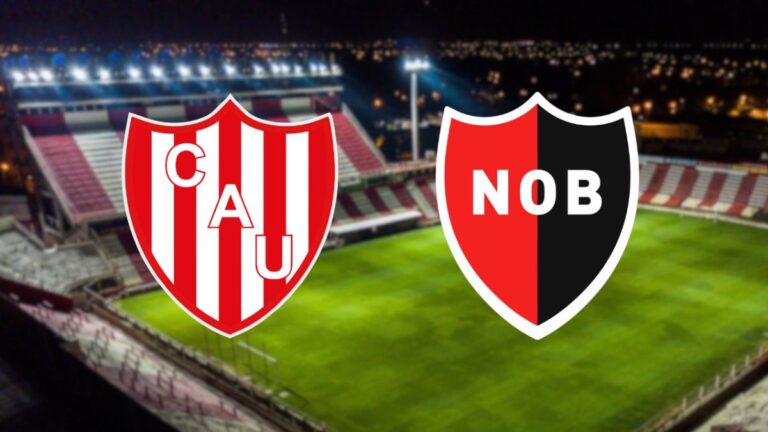 Jugadores de Unión y Newell's en acción durante un clásico anterior en el estadio 15 de Abril.