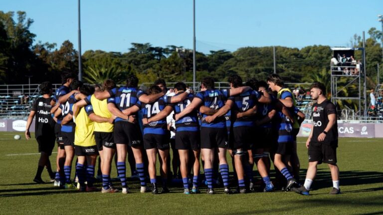 Jugadores de rugby de Universitario celebrando un try durante el partido ante Gimnasia.