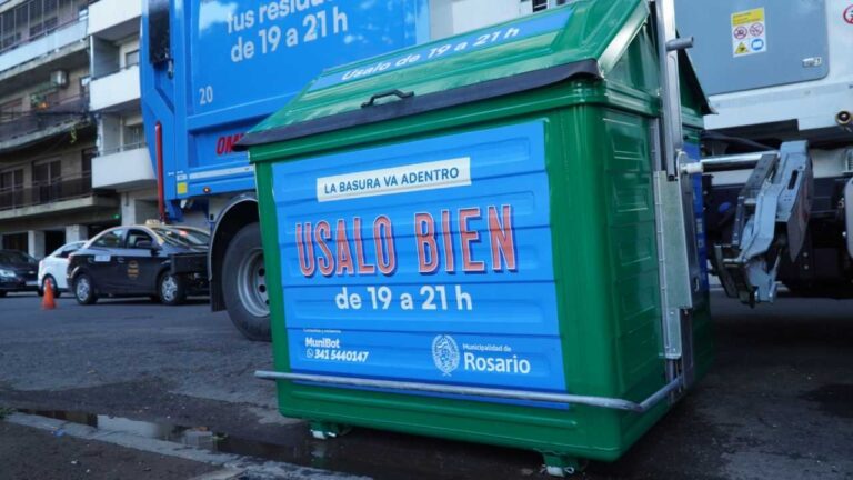 Cartel de la Municipalidad de Rosario informando sobre servicios durante el feriado del 25 de Mayo