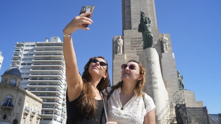 Calendario con fecha 25 de mayo marcada como feriado en Santa Fe