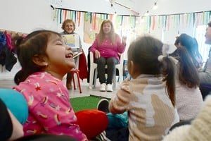 Abuela leyendo un cuento a niños en un jardín municipal de Santa Fe
