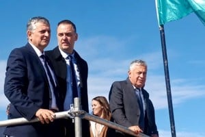 Manuel Adorni junto a Horacio Marín y Alfredo Cornejo en la inauguración del Parque Solar El Quemado en Mendoza