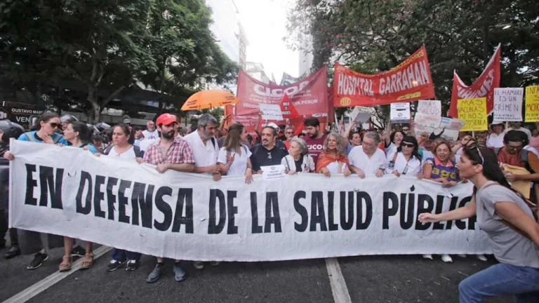 Hospital público de Santa Fe con pacientes en sala de espera