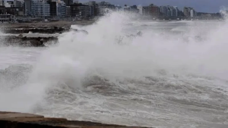 Olas de gran tamaño golpeando la costa bonaerense durante el ciclón extratropical