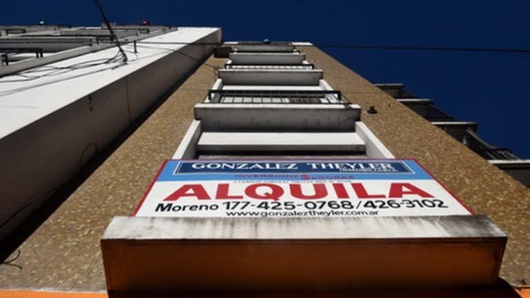 Edificios residenciales en Rosario con carteles de alquiler