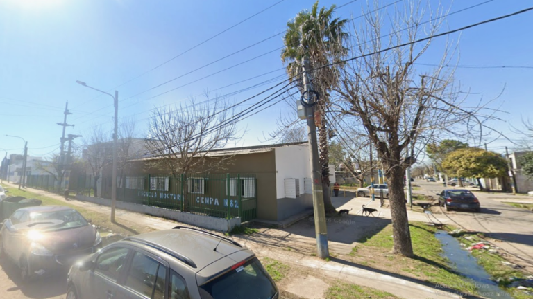 Frente de escuela en Rosario con bandera con mensaje mafioso