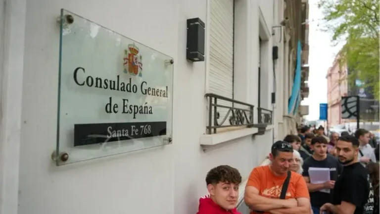 Fila de personas en la puerta del Consulado de España en Rosario durante el cierre de la Ley de Nietos