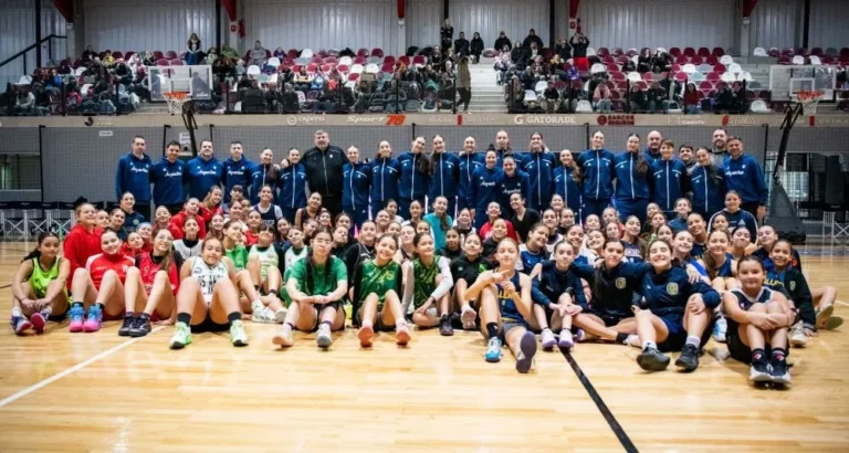 Partido de básquet femenino entre Argentina U18 y Uruguay en el Rosario Arena Sports