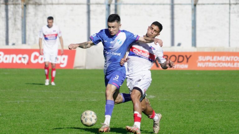 Partido de fútbol entre Argentino y Central Córdoba en el estadio José Martín Olaeta