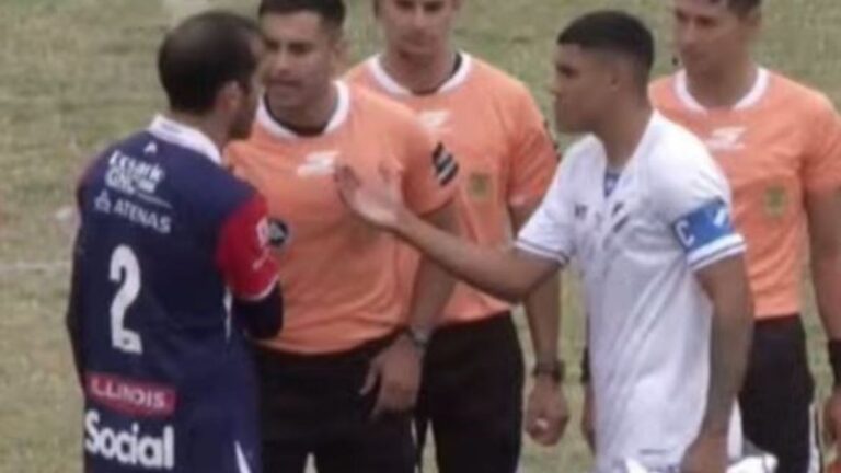 Estadio Olaeta con banderas de Argentino y Central Córdoba previo al clásico del ascenso rosarino
