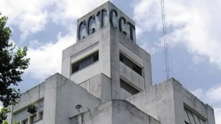 Sede del Sindicato del Personal de Dragado y Balizamiento en Rosario tras el ataque con bomba molotov