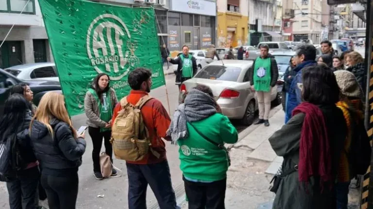 Trabajadores de ATE protestan frente a la Secretaría de Niñez en Rosario