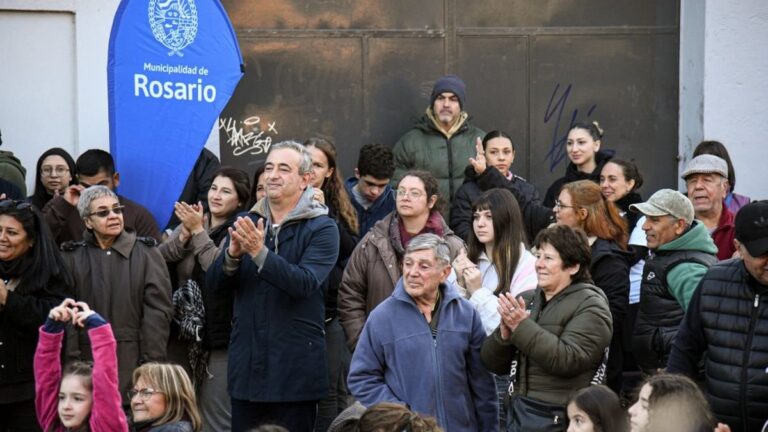 Vecinos y autoridades en la inauguración del pavimento definitivo en barrio La Guardia, Rosario