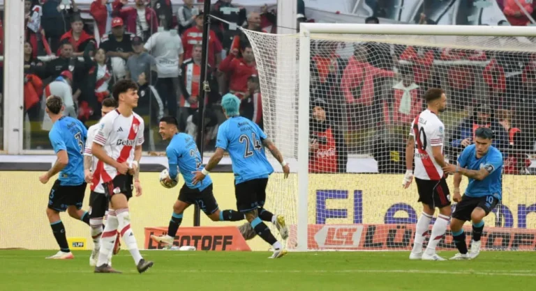 Jugadores de Belgrano celebrando el título del Torneo Apertura 2026 en el Estadio Mario Alberto Kempes