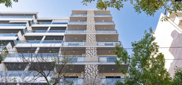 Edificios de departamentos en Rosario con carteles de alquiler