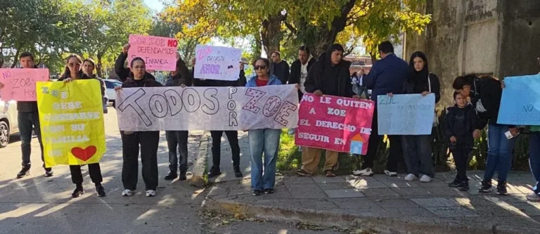 Manifestación de vecinos frente a la Dirección de Minoridad de Reconquista por el caso Zoe
