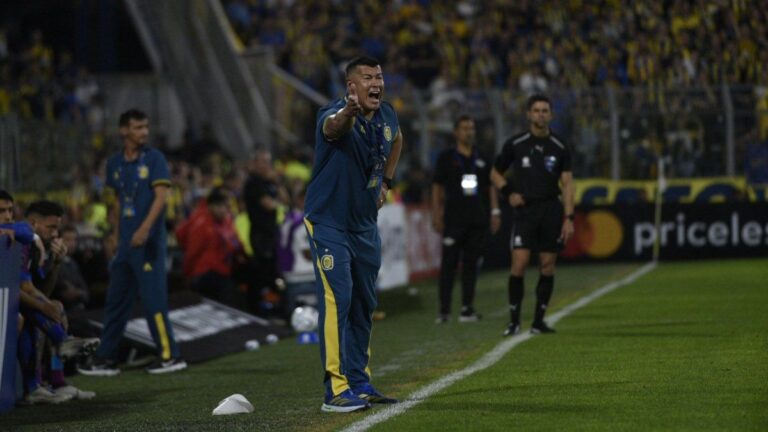 Jorge Almirón dirige el entrenamiento de Rosario Central en Arroyo Seco
