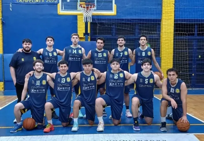 Partido de básquet entre Central B y Universitario