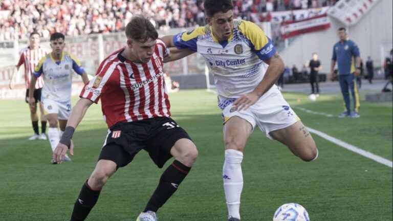 Partido de fútbol entre Rosario Central y Estudiantes de La Plata en el estadio Mario Alberto Kempes