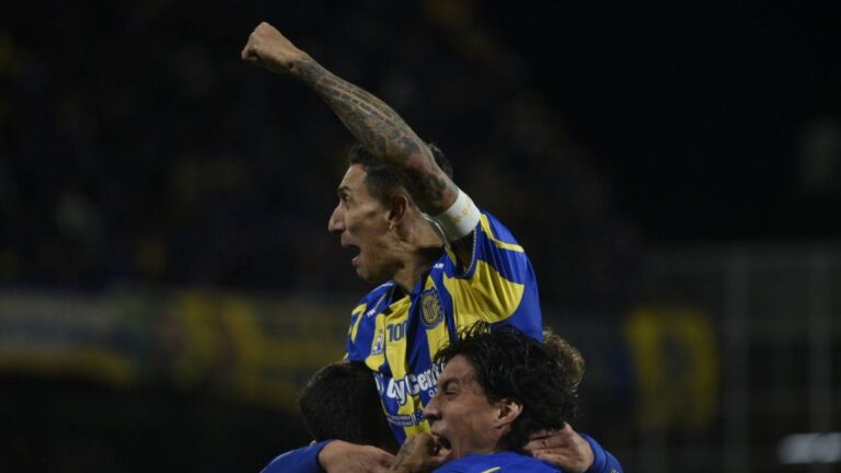 Jugadores de Rosario Central y River Plate en el Monumental durante la semifinal del Torneo Apertura