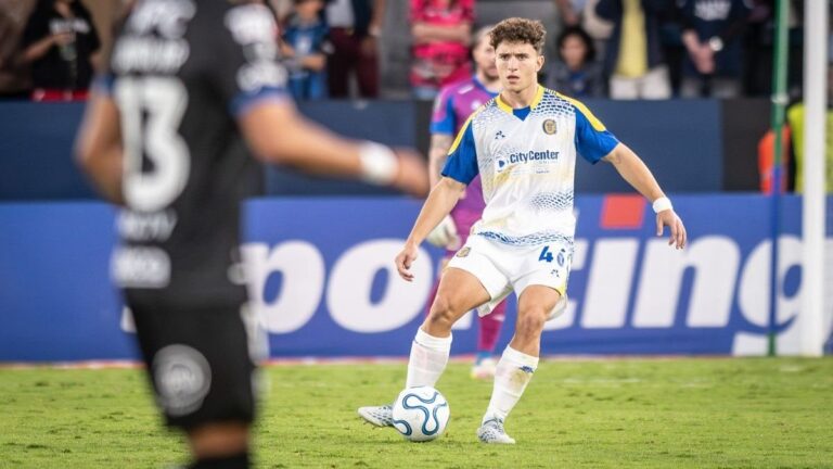 Jaminton Campaz durante un partido de Rosario Central