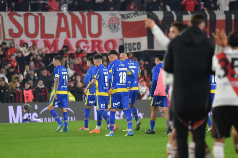 Jugadores de Rosario Central cabizbajos tras la derrota ante River Plate en el Monumental
