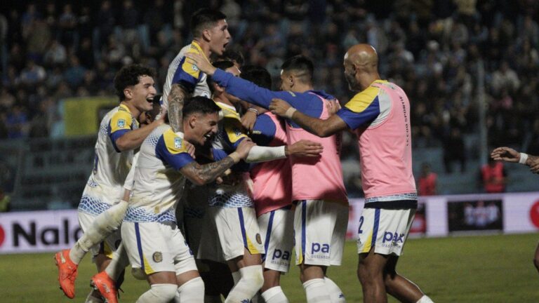 Jugadores de Rosario Central celebrando un gol en el Gigante de Arroyito