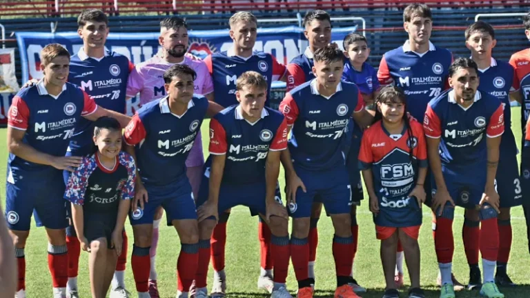 Jugadores de Central Córdoba durante el partido ante El Porvenir en la Primera C