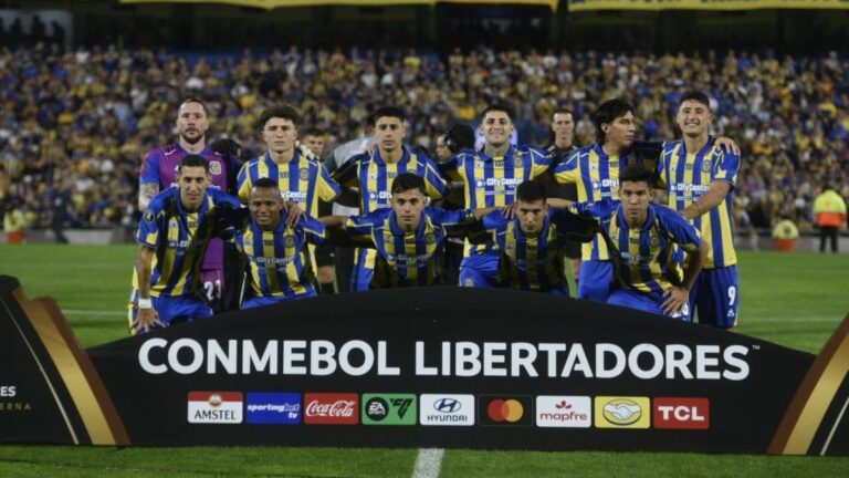 Escudo de Rosario Central sobre fondo de la Copa Libertadores