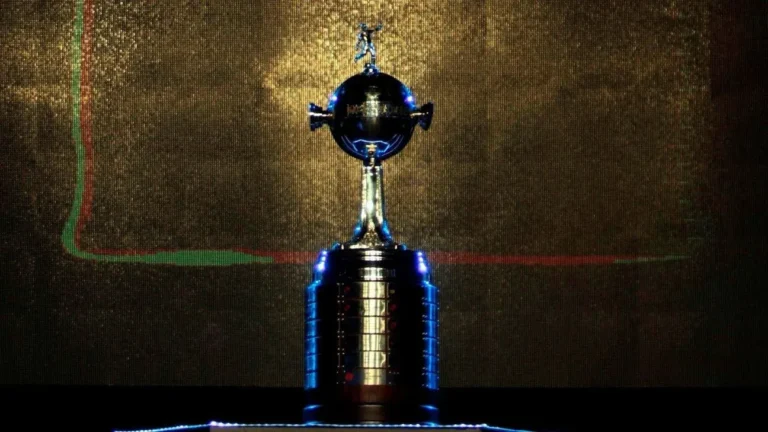 Escudo de Rosario Central sobre fondo de la Copa Libertadores