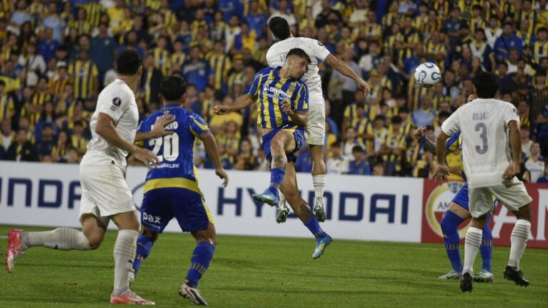 Jugadores de Rosario Central celebrando el gol de Ignacio Ovando ante Libertad en el Gigante de Arroyito
