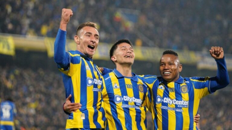 Jugadores de Rosario Central celebran un gol durante el partido contra Universidad Central de Venezuela en el estadio Gigante de Arroyito