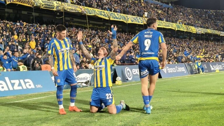 Jugadores de Rosario Central celebrando el gol de la victoria ante Racing en el Gigante de Arroyito
