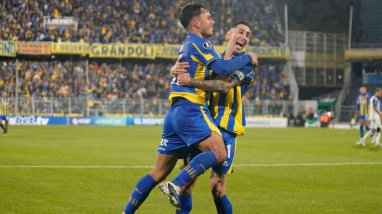 Jugadores de Rosario Central celebrando un gol en el Gigante de Arroyito