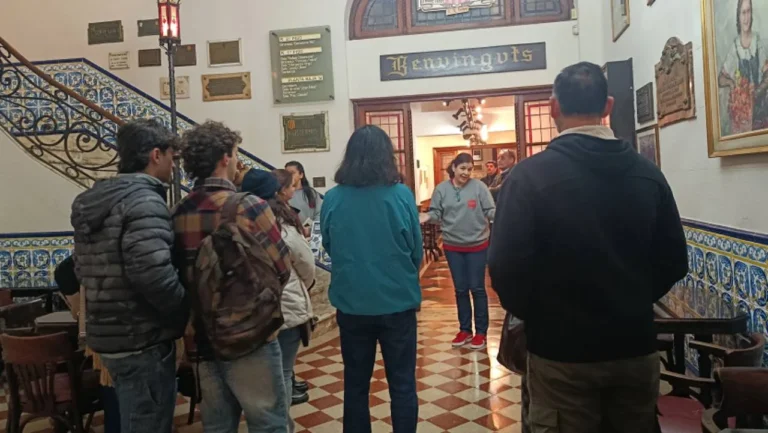 Interior del Centre Catalá de Rosario durante el Open House 2026, con detalles del modernismo catalán