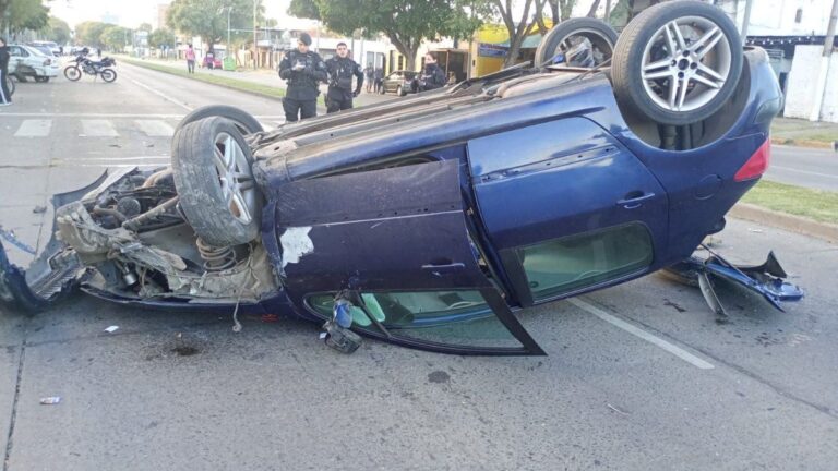 Auto volcado sobre avenida Pellegrini en Rosario tras choque
