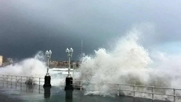Olas rompiendo en la costa de Mar del Plata durante el ciclón extratropical