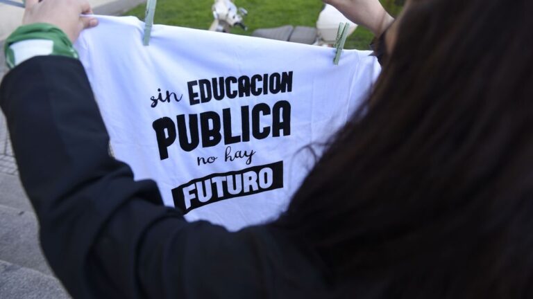 Docentes de la UNR en asamblea