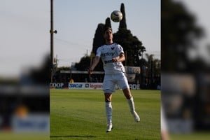 Jugadores de Colón y Almirante Brown durante el partido de la Primera Nacional