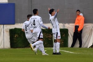 Jugadores de Colón celebrando el gol de Ignacio Lago ante Estudiantes en Caseros