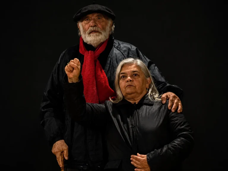 Escena de la obra teatral Comando geronte en el Teatro Vigil