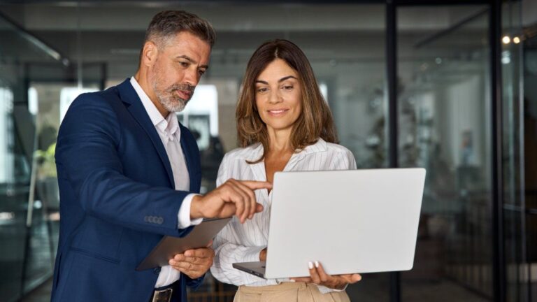Pareja emprendedora revisando documentos legales en una oficina
