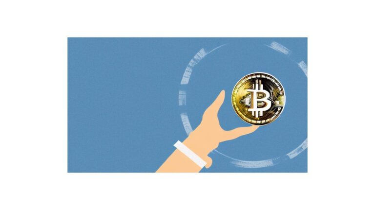 Persona usando un celular con gráficos de criptomonedas Bitcoin y Ethereum en la pantalla