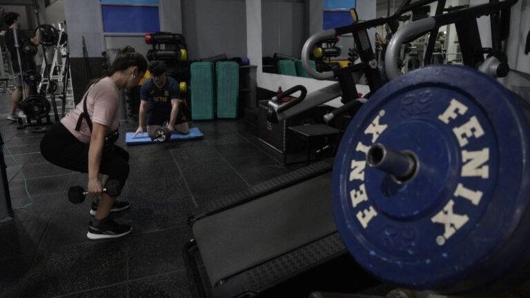 Interior de un gimnasio en Rosario con equipamiento deportivo