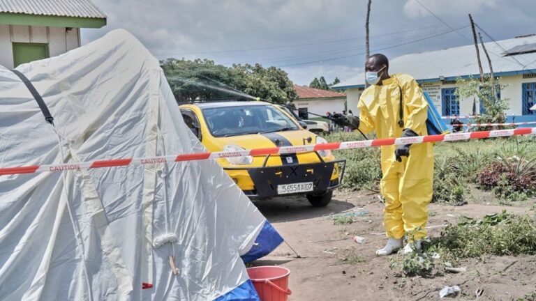 Trabajadores sanitarios con equipo de protección en Bunia, Congo, durante el brote de ébola Bundibugyo