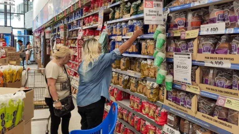 Góndolas de supermercado con productos variados