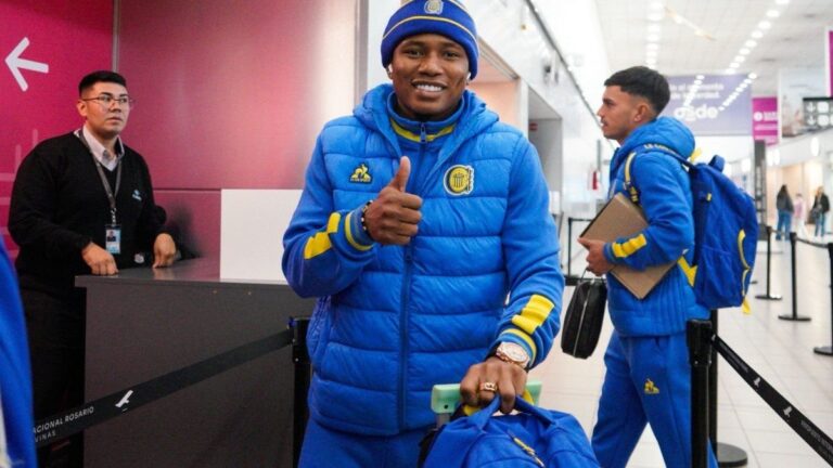 Jugadores de Rosario Central descendiendo del avión en Ecuador