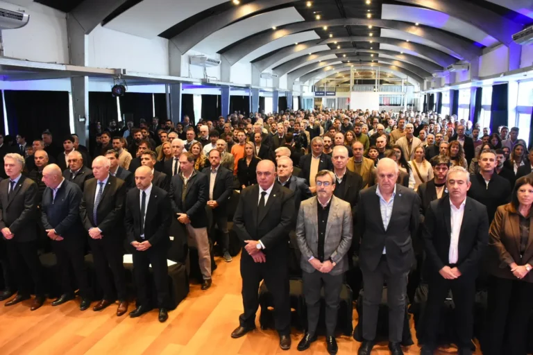 Panel de oradores en la cumbre industrial de Rosario organizada por Fisfe